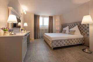 Отель Hotel Casa Fiori Бухарест Номер с кроватью размера «king-size»-9