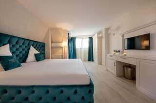 Отель Hotel Casa Fiori Бухарест Номер с кроватью размера «king-size» и балконом-3
