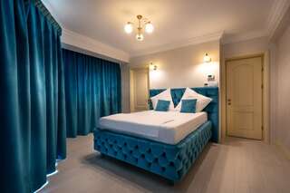 Отель Hotel Casa Fiori Бухарест Номер с кроватью размера «king-size» и балконом-10